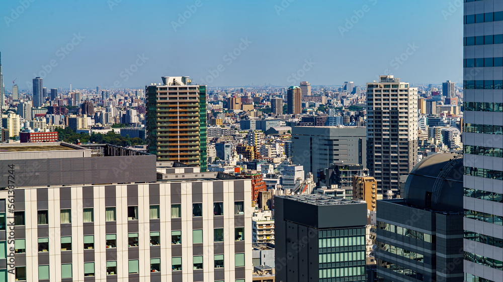 日本东京西新宿城市景观上方的摩天大楼