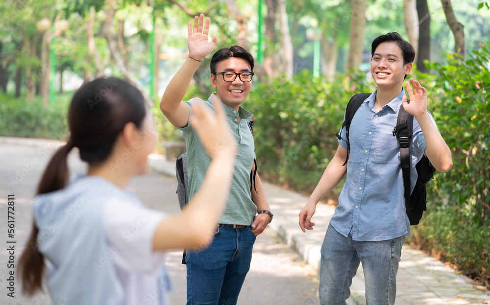 一群亚洲学生在外面的照片