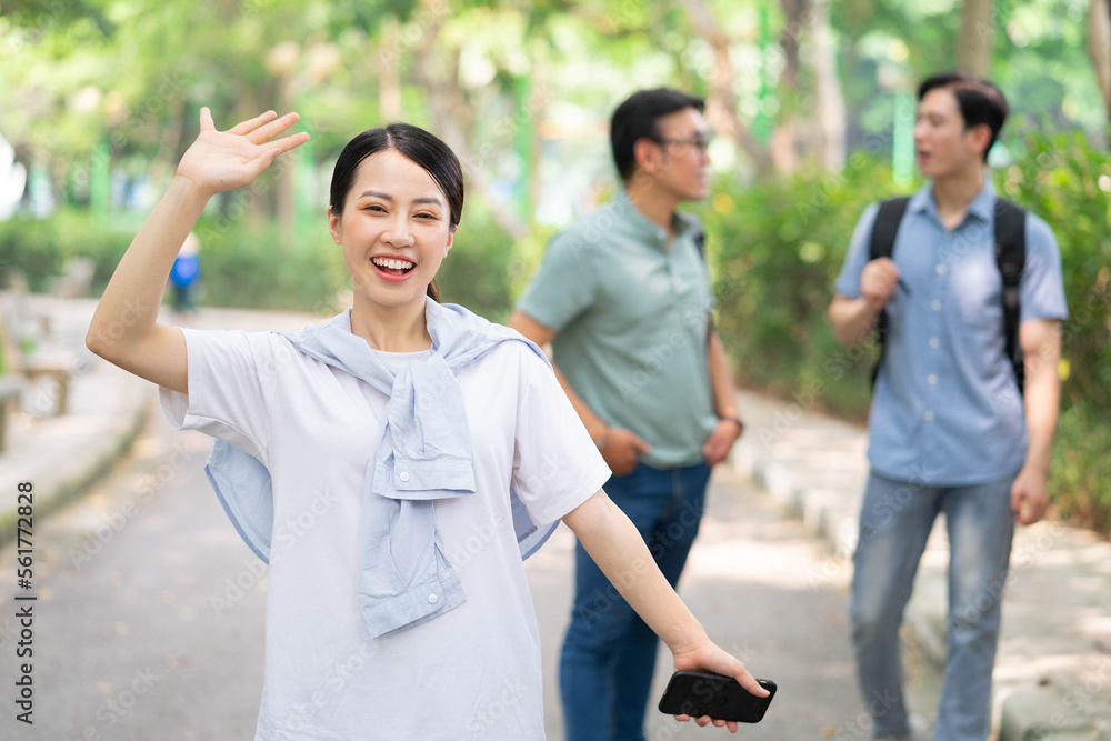 一群亚洲学生在外面的照片