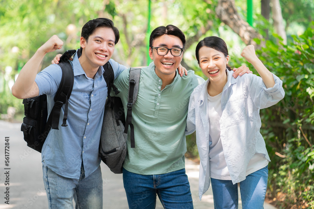 一群亚洲学生在外面的照片