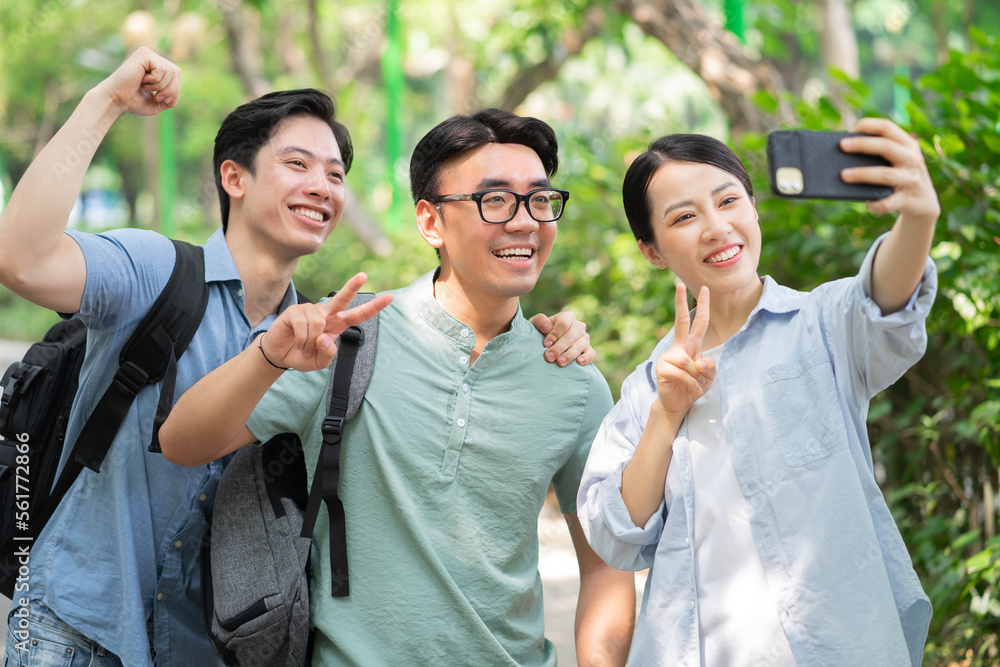 一群亚洲学生在外面的照片