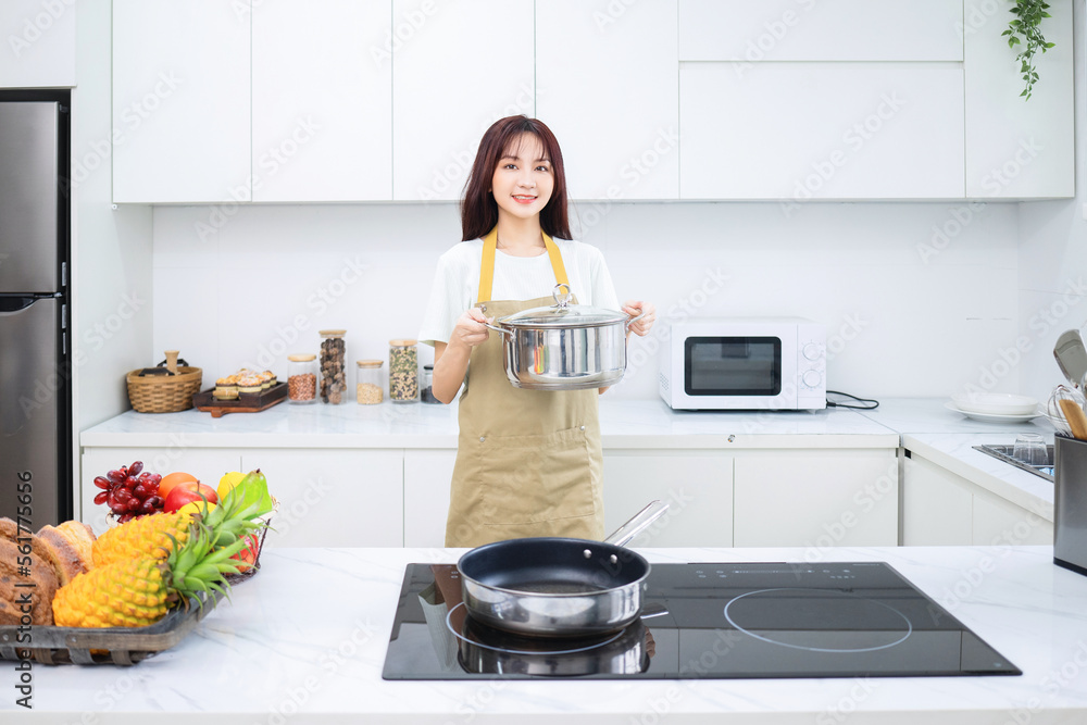 厨房里的年轻亚洲女性形象