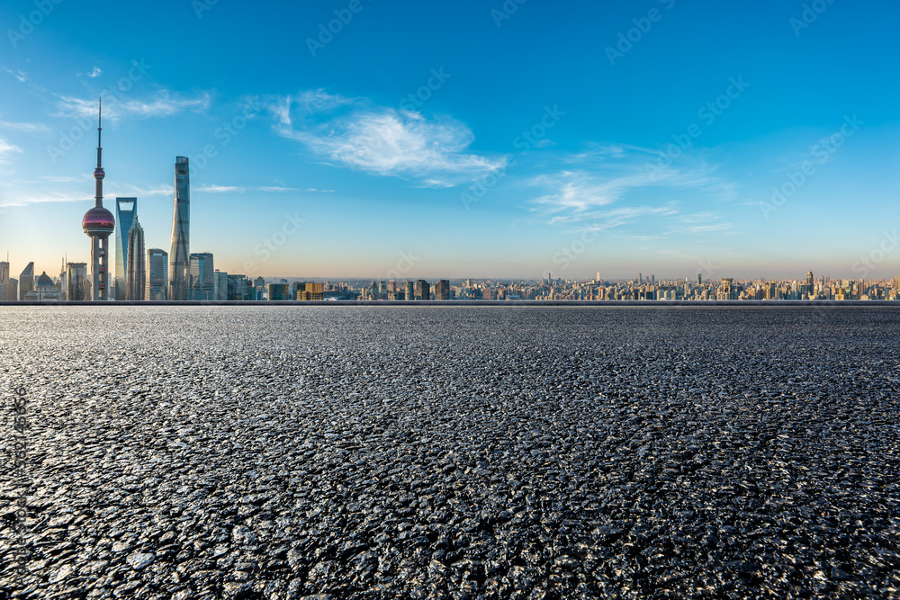 中国上海日出时的柏油路和城市天际线，以及现代化的建筑。