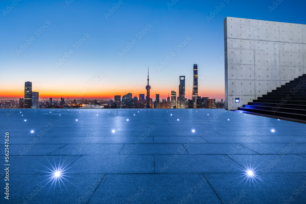 中国上海，空荡荡的广场层和城市天际线，现代建筑。