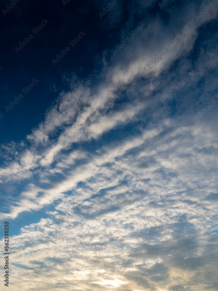 朝焼けの青空と雲の風景