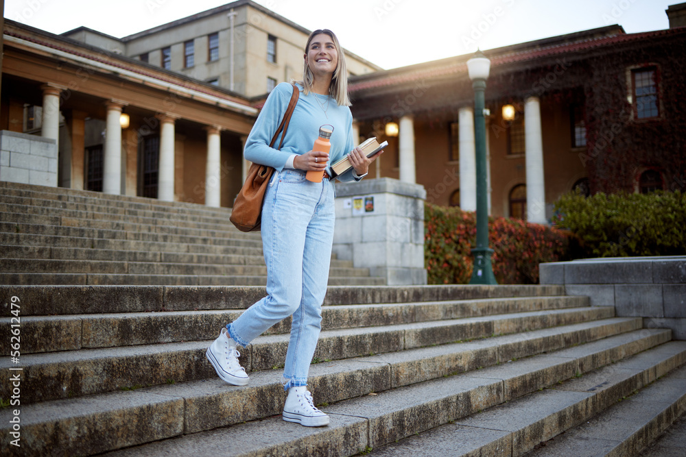 女性，校园楼梯上的学生和大学，教育与学习，学术目标与学业