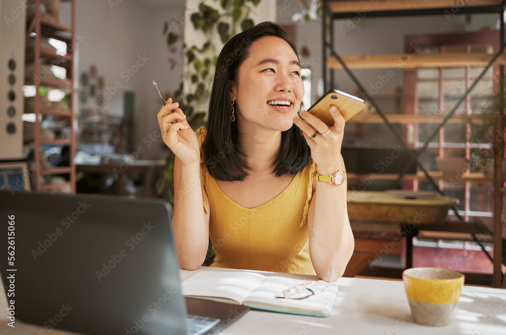 电话、笔记本电脑和亚洲女性在计划、在线对话和谈话方面的创意创业