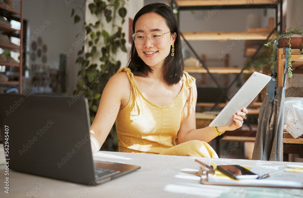 与亚洲女性一起思考、研究和平板电脑，以及为管理、规划或goa而启动的笔记本电脑