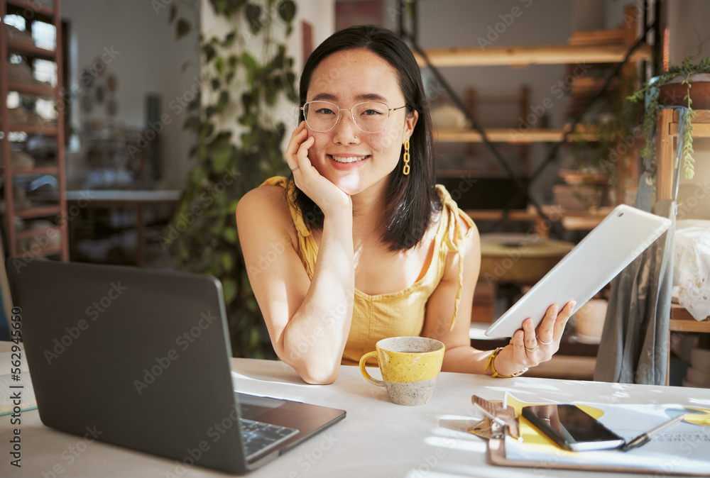 Happy，research and tablet with image of asian women in startup for management，planning and stra快乐、研究