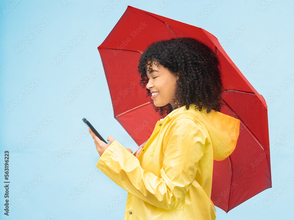 电话、雨伞和一个黑人女人在工作室里的模型，蓝色背景，用于保险或社区