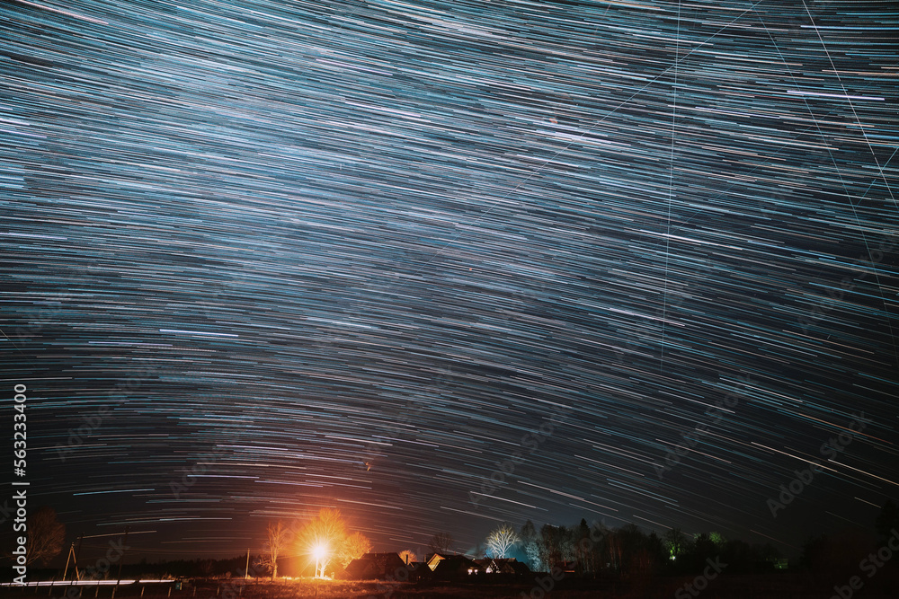 村庄上空5公里的夜空。乡村景观上空的天空背景。流星划过Da