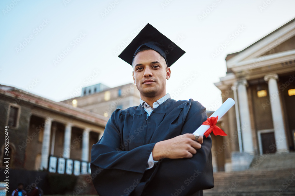 学生毕业，肖像和持有证书、文凭或学位的男子。大学教育，coll