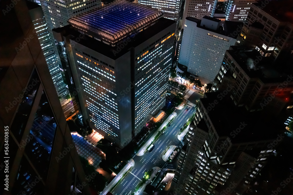 日本东京新宿夜晚的摩天大楼