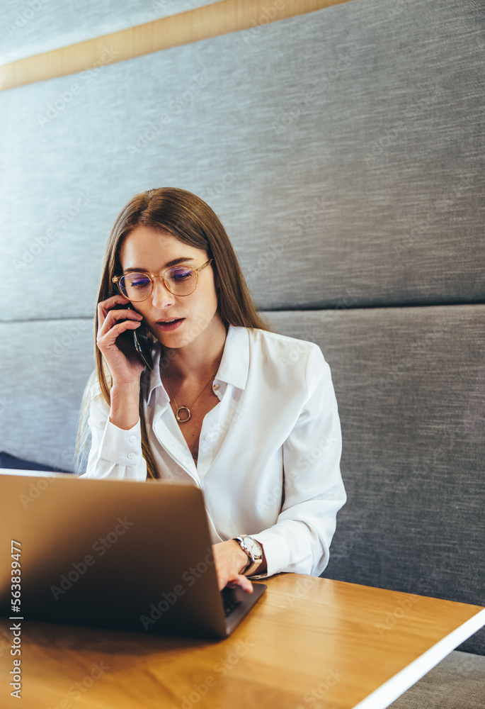 专注的年轻女商人在电话中制定计划