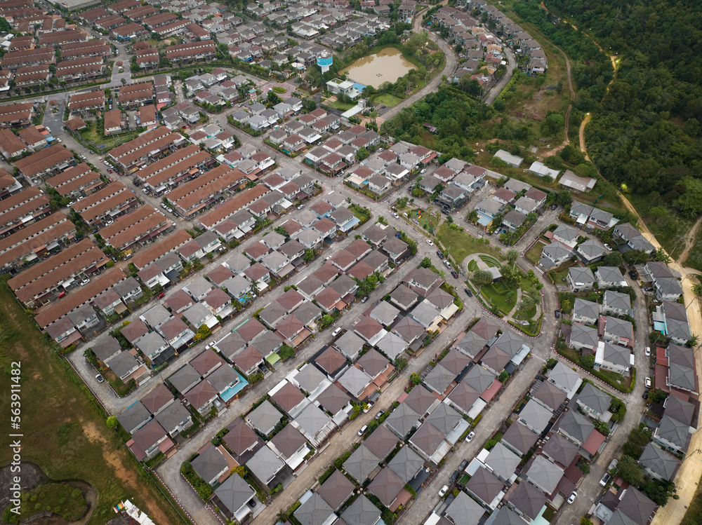 新开发房地产。a f期间住宅和车道附近的鸟瞰图