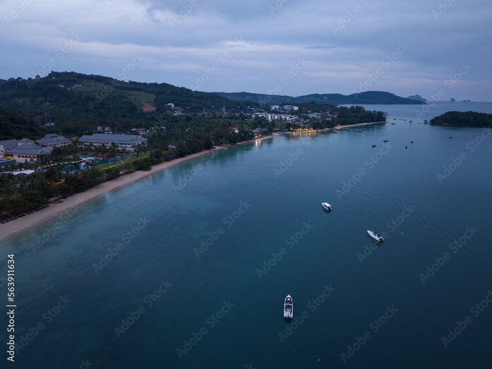 海浪冲击沙滩的俯视图自然背景