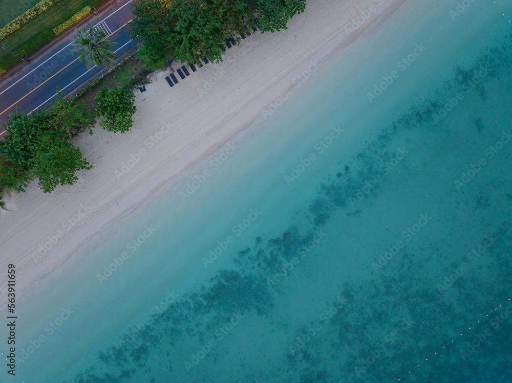 海浪冲击沙滩的俯视图自然背景