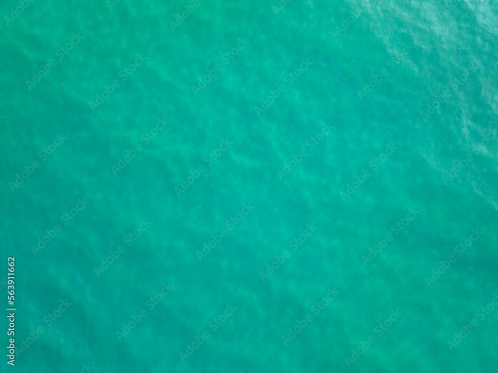 海面鸟瞰图，鸟瞰图，俯视波浪和水面纹理，绿色大海背景