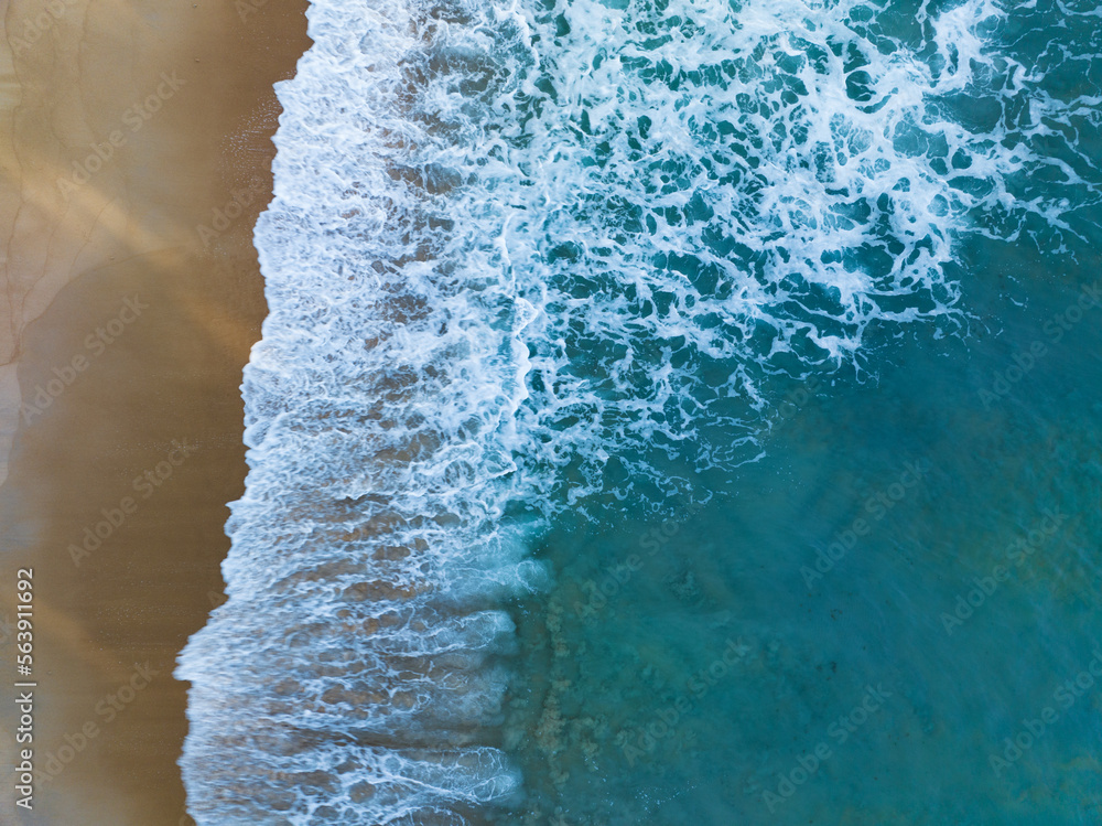 海面鸟瞰图，海浪和水面纹理鸟瞰图，绿松石海背景