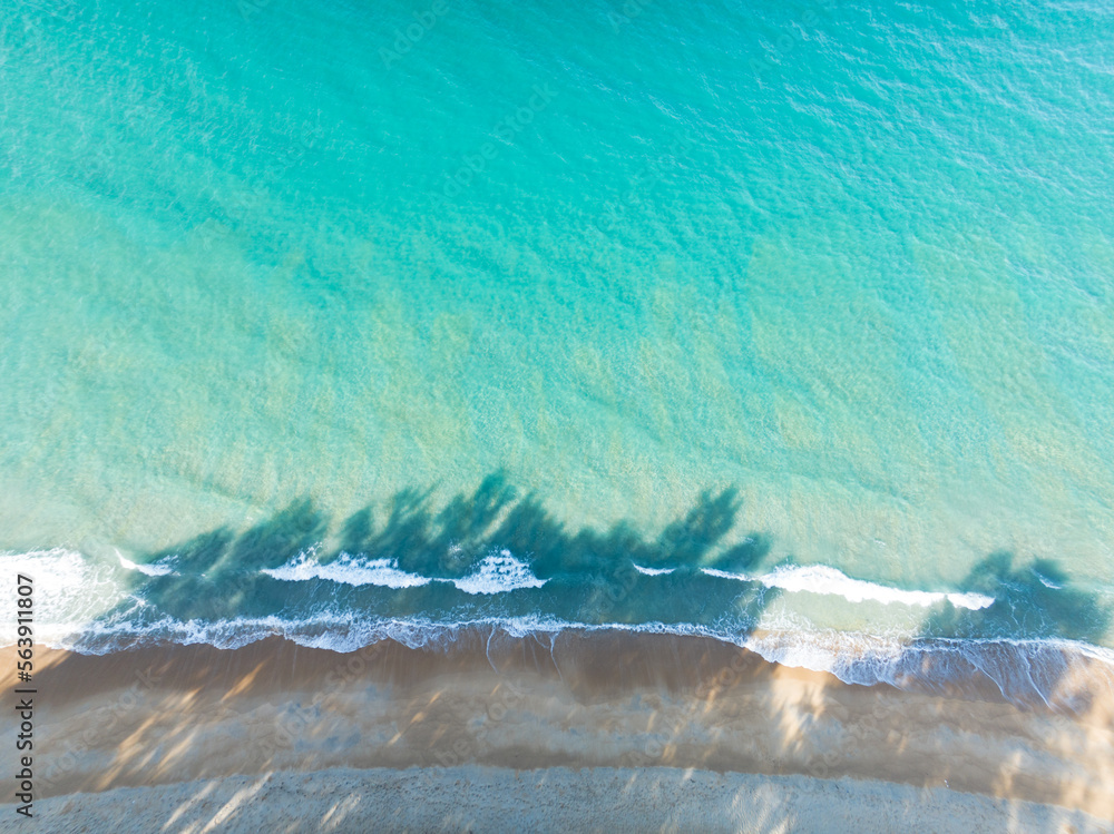 海浪拍打沙滩的俯视图自然背景