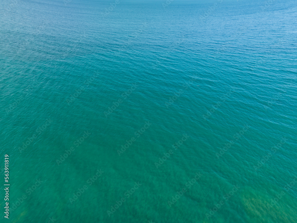 海面鸟瞰图，鸟瞰图，俯视波浪和水面纹理，绿色大海背景