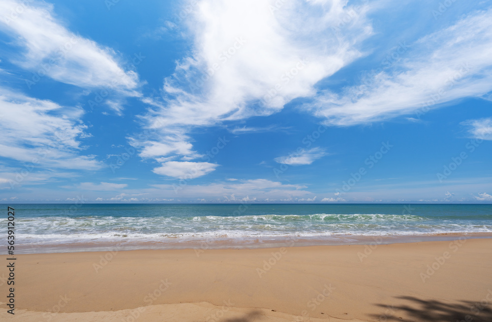 夏季美丽的海滩海，令人惊叹的海洋天空背景