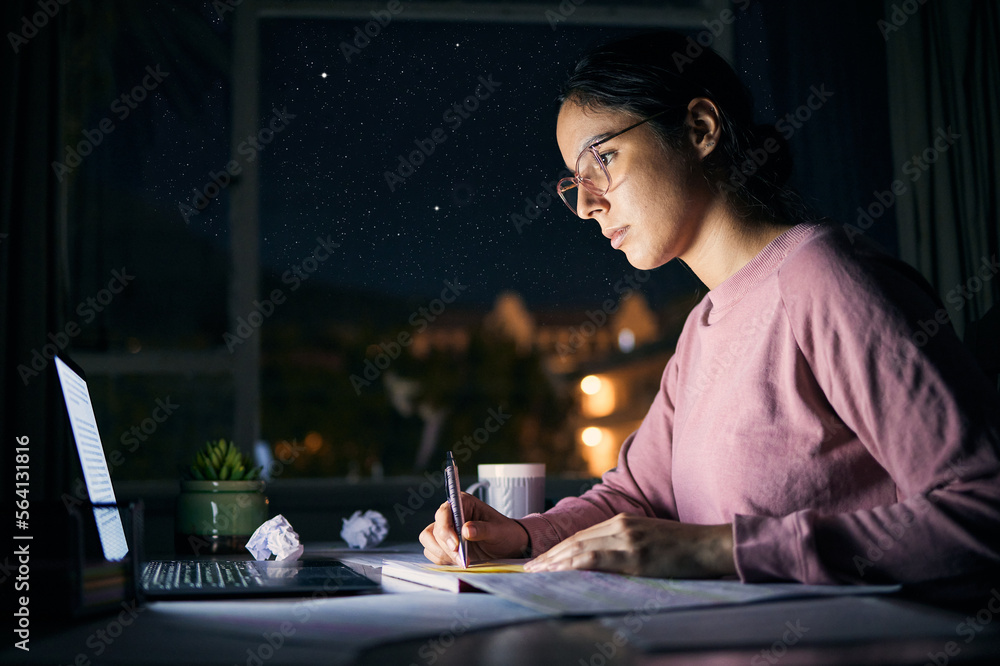 女孩，晚上在笔记本电脑上阅读和学习，用于研究、教育和互联网项目。严肃