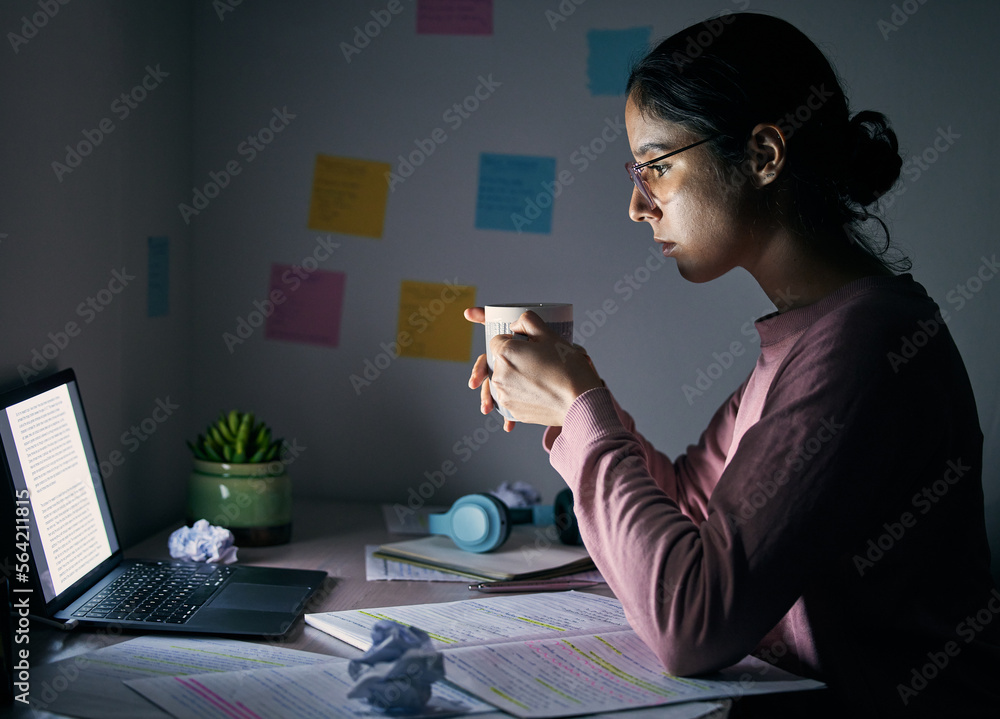 女孩、学生和晚上在笔记本电脑上学习，用于研究、教育和互联网项目。聚焦哟