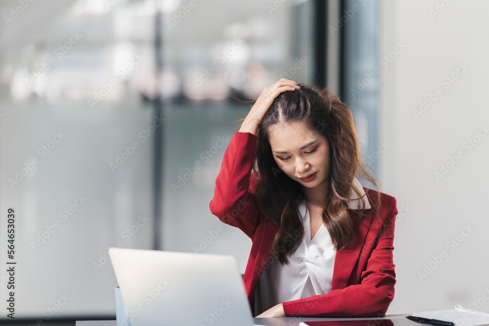 压力重重的女商人工作过度。疲惫的女士坐在室内头痛。