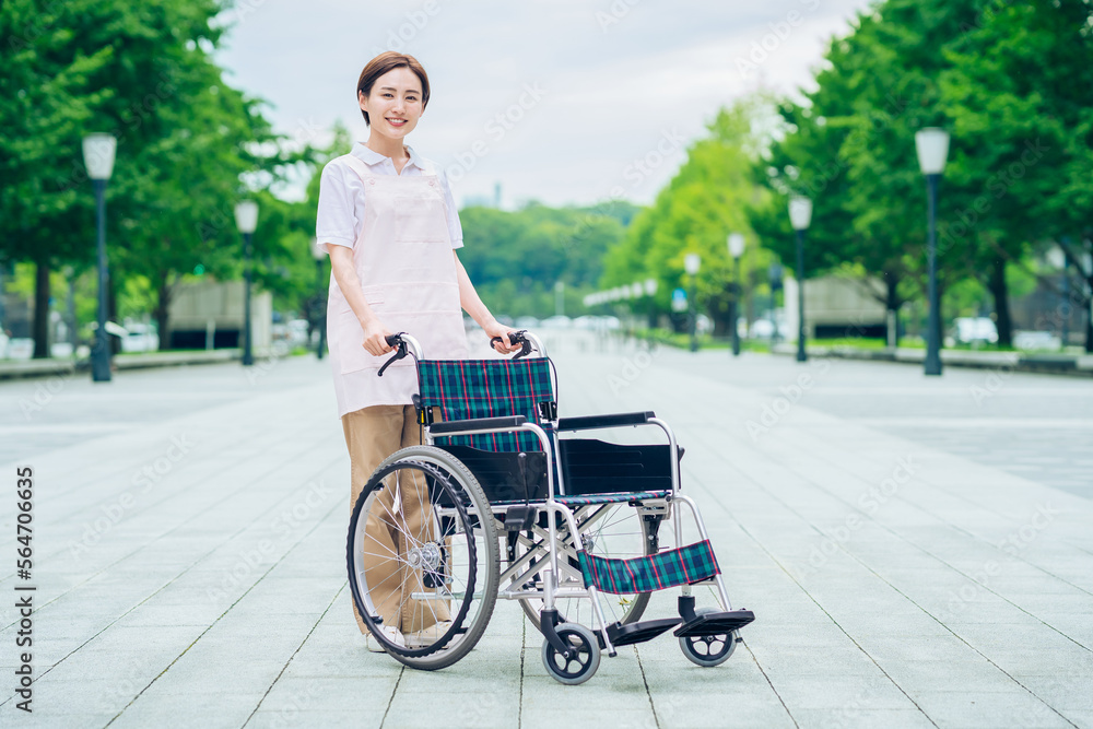 車椅子とエプロン姿の女性 