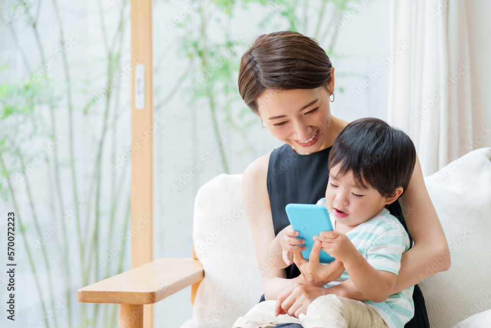 スマートフォンで遊ぶ子供とお母さん