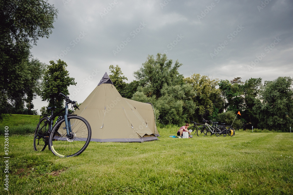 Fahrräder an einem Tipi-Zelt auf einem Campingplatz  im Licht der Abendsonne