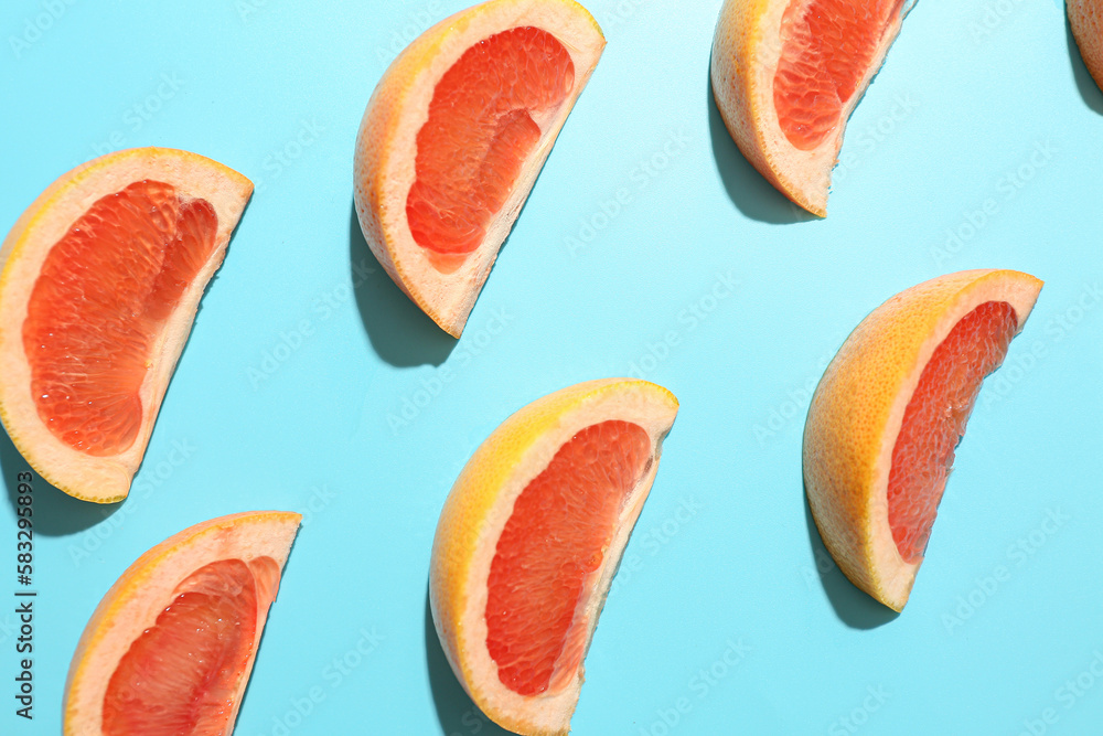 Composition with pieces of ripe grapefruit on color background, closeup