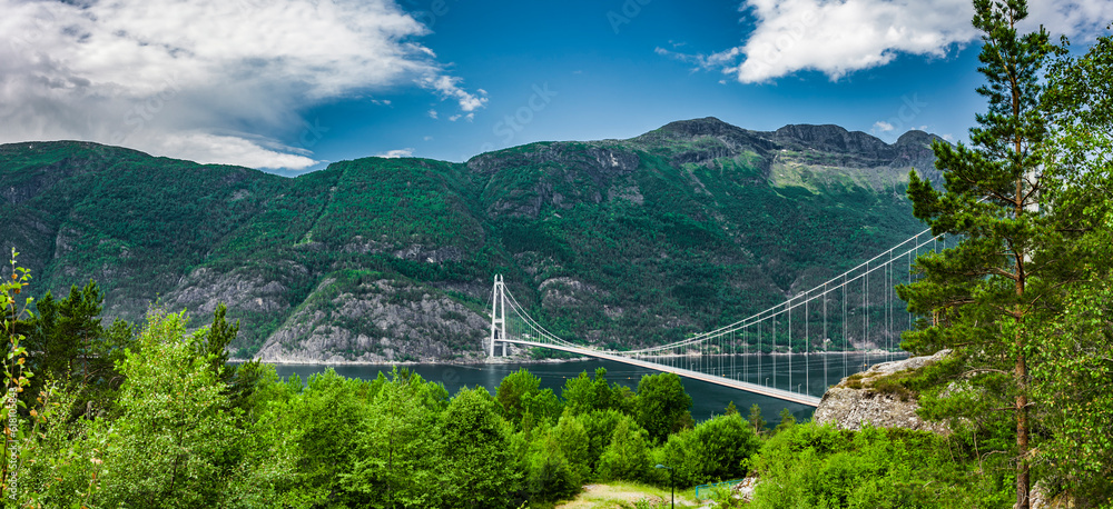 Hardangerbrücke überden Hardangerfjord in Norwegen