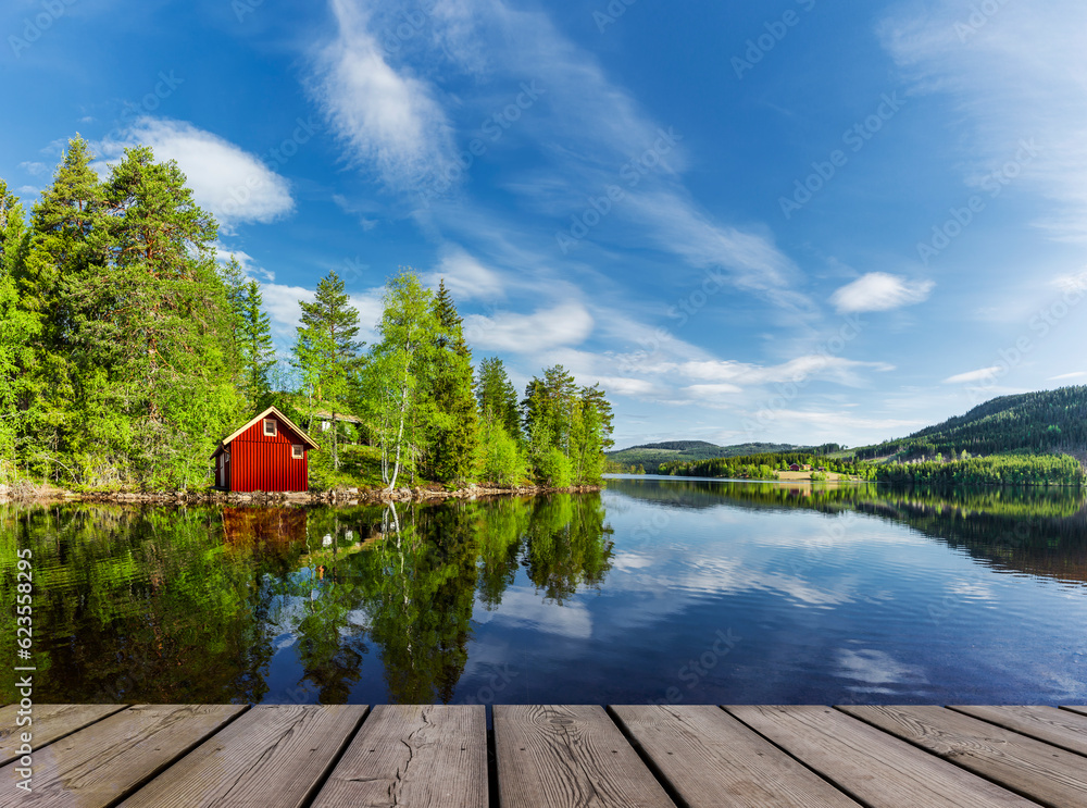 Rotes Boots<us an einem See in Skandinavien