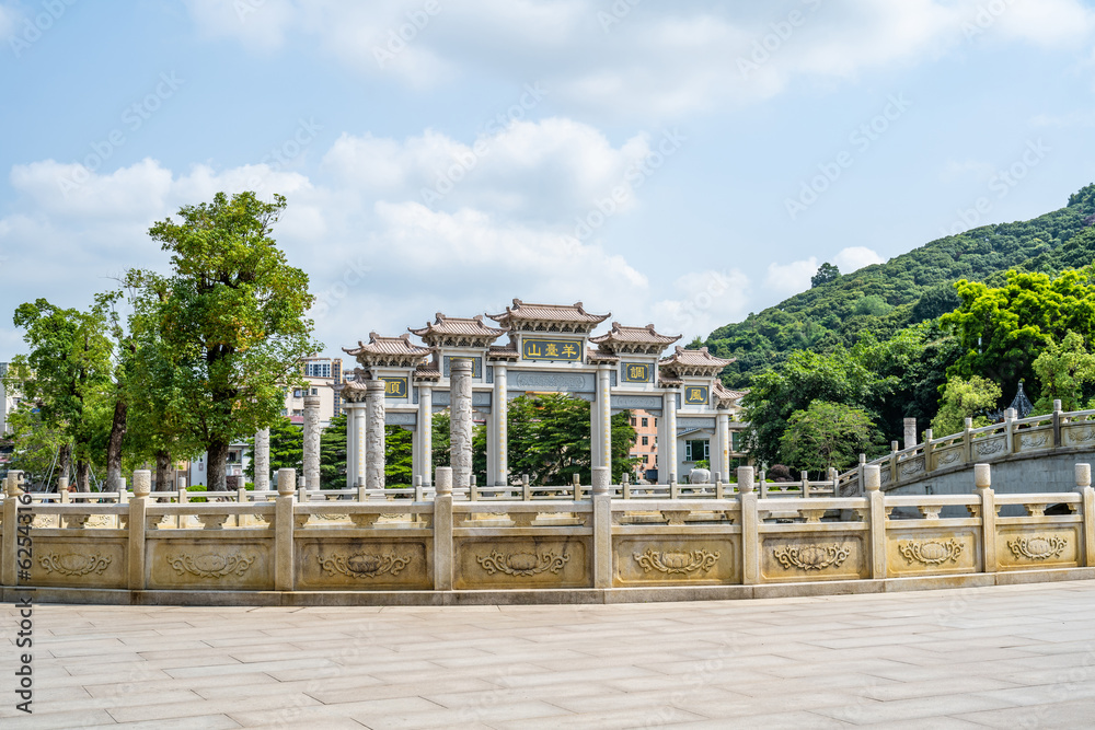 Shenzhen Yangtaishan Forest Park Plaza Archway