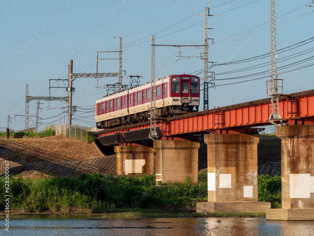 大和川の鉄橋を渡る電車