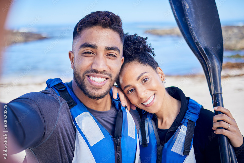 Selfie, kayak and couple with a love, beach and summer vacation with memory, paddle and picture. Por