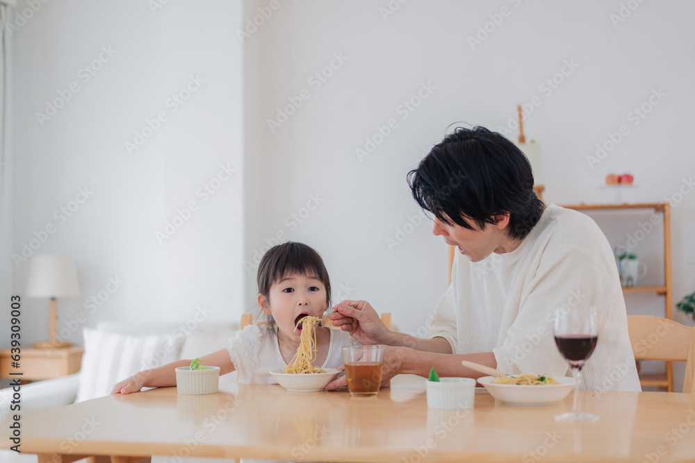 娘と仲良くご飯を食べるパパ