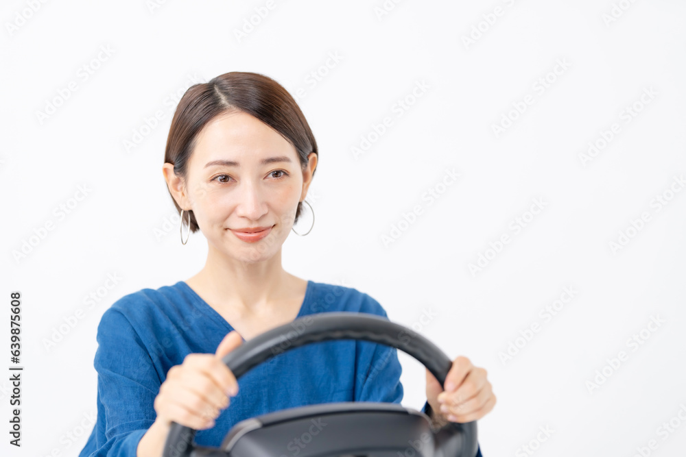 運転する女性