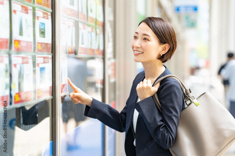 不動産物件を探す女性