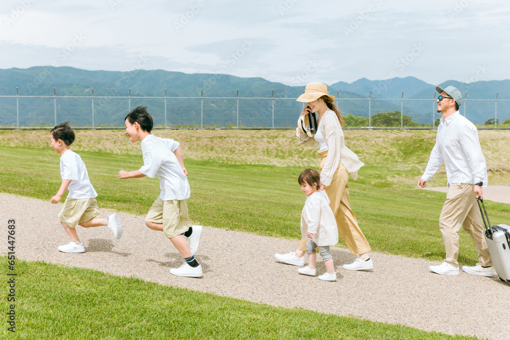 青空が見える公園を歩く家族・ファミリーの横顔