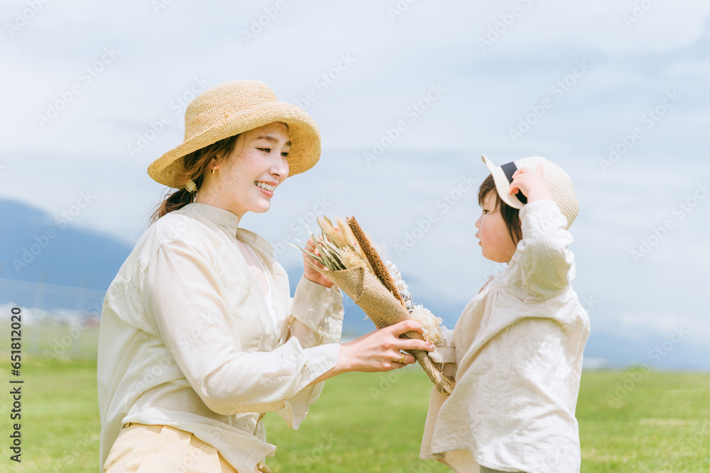 ママにブーケ・花束・スワッグを渡す子供・女の子（感謝） 