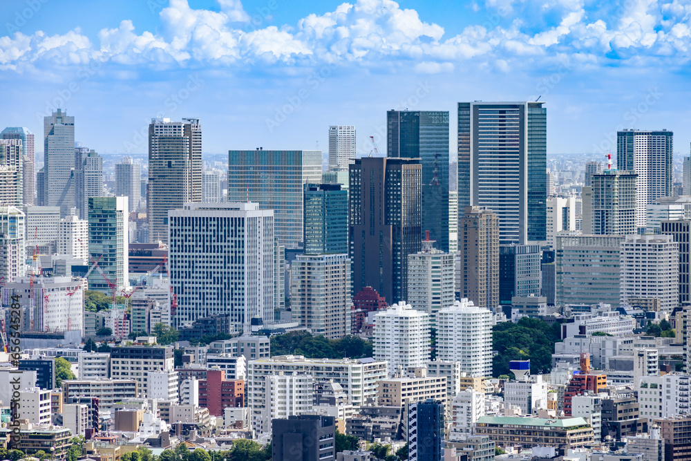 太陽の光が綺麗な東京の高層ビル群