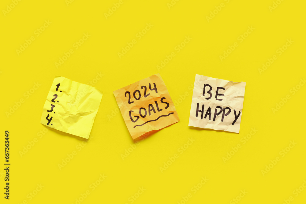 Sticky notes with different goals for 2024 on yellow background