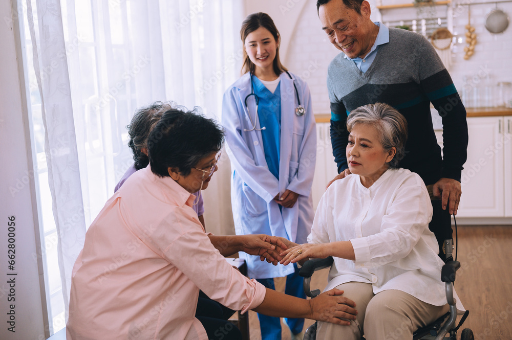 The female doctor gave advice on health and exercise for the elderly group to exercise for health.