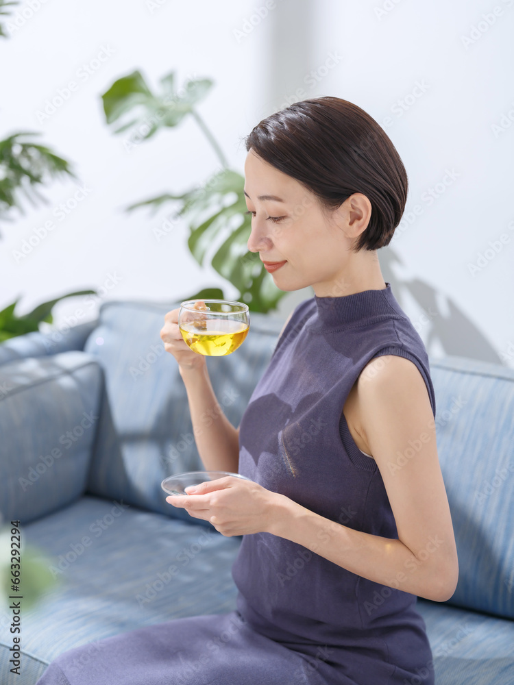 お茶を飲む女性