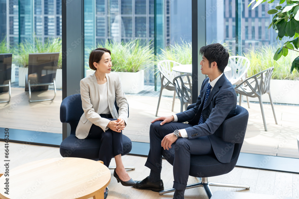 会話をするビジネスマンと女性