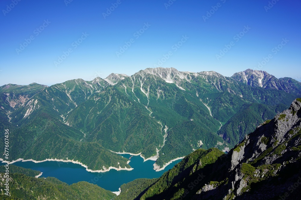 北アルプス　針ノ木岳から望む黒部湖と立山連峰	