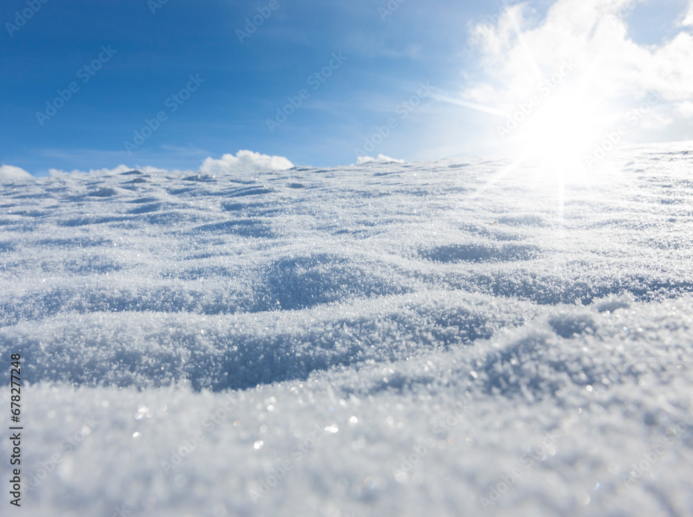 Sonnenstrahlen über einem Schneefeld nahaufnahme